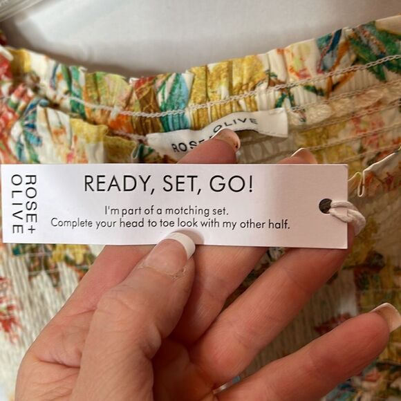 Rose & Olive Hawaiian Smocked Crop Top. Size Small. New. - Picture 4 of 7